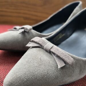 Le Chateau Pointed Toe Grey Suede ladies Shoes Sz 9 with a bow Coquette Romantic